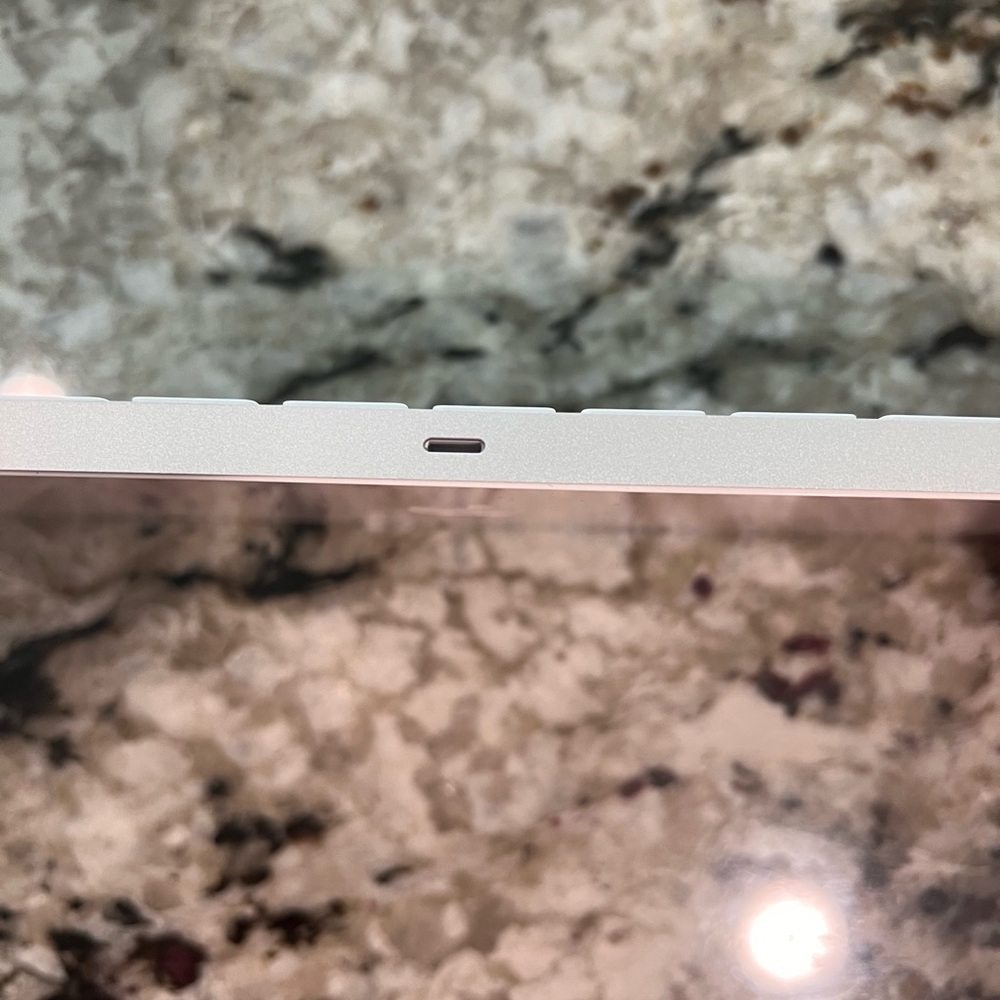 Wireless Apple White Magic Keyboard - Picture 3 of 3
